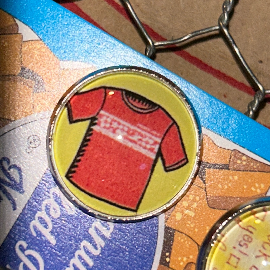 Trader Joes Button 18mm Red Hawaiian Shirt 10$